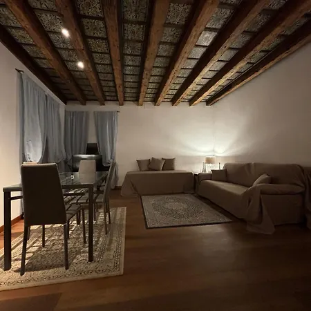 Piazza Erbe Apartment *