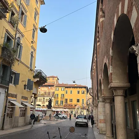 Piazza Erbe Apartment